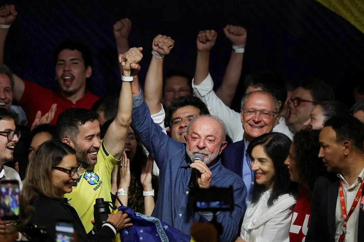 'Exército do Lula' vira modelo digital para esquerda em 3 países antes de eleições