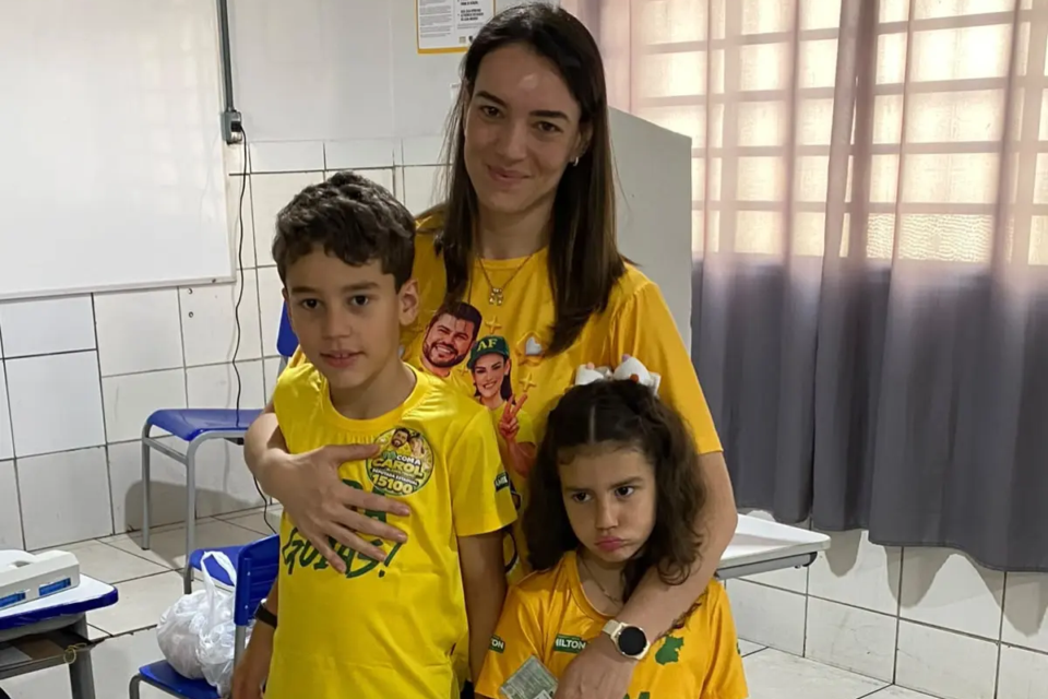 Carol do Amiltinho vota em Anápolis e diz estar pronta para seguir legado do marido