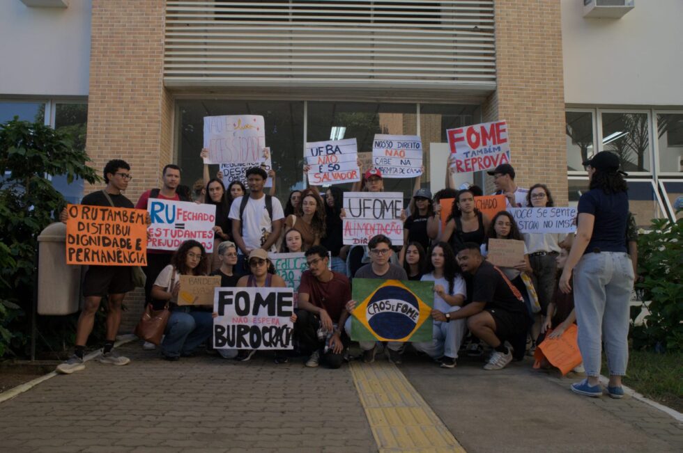 Estudantes da Ufba de Conquista protestam após intoxicação no Restaurante Universitário