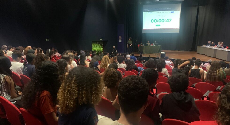 Candidatos à reitoria da Uesb discutem assistência estudantil em debate do DCE em Conquista
