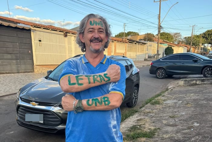 Aos 65 anos, carteiro é aprovado na UNB e emociona a família: “Não pare agora!”