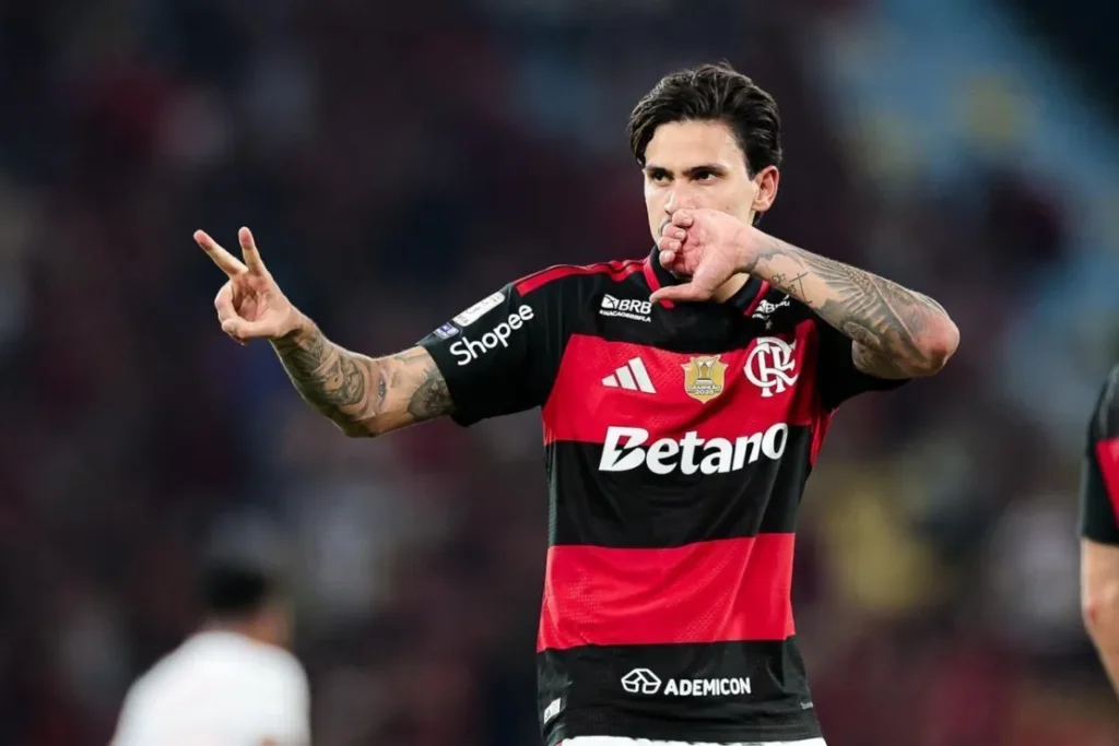 Flamengo vence Bragantino e abre três pontos na liderança