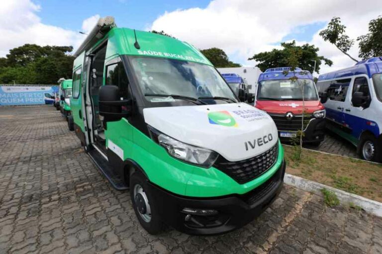 Estado e Ministério da Saúde ampliam assistência do SUS no interior da Bahia com entrega de vans e unidades odontológicas móveis