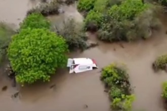 Temporal arrasta ambulância com criança na zona rural de Queimadas