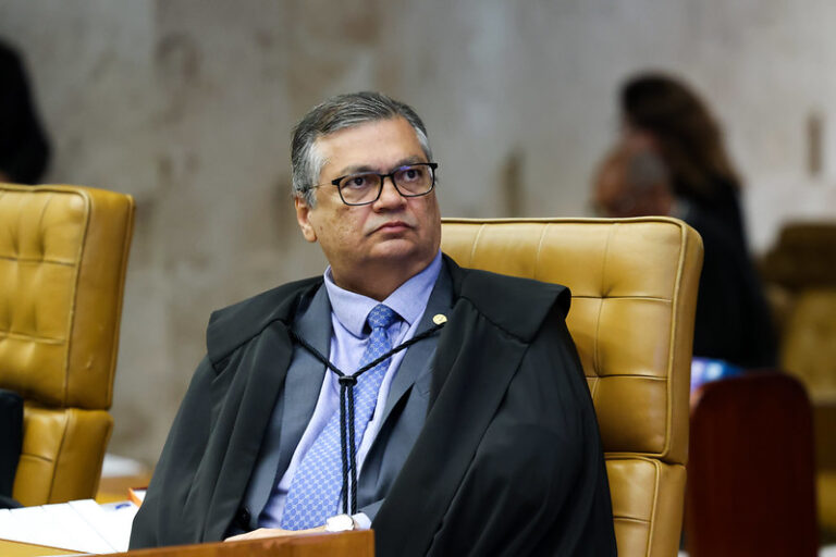 STF adia julgamento sobre Moraes e Mendonça após pedido de vista de Dino