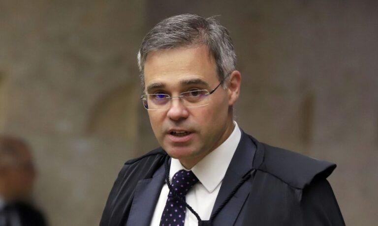Mendonça apresenta notas de R$ 26,4 mil para afastar suspeita de presente