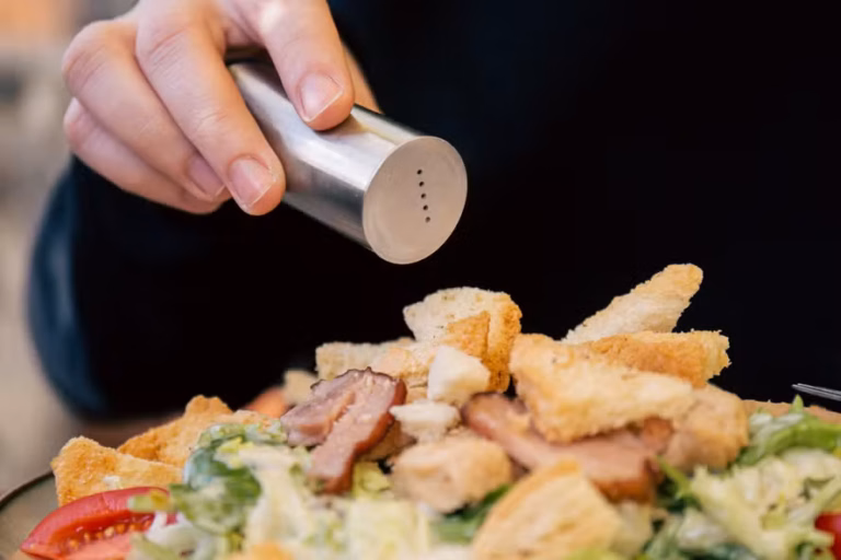 Hábito de adicionar sal à mesa é mais comum entre homens idosos, aponta estudo