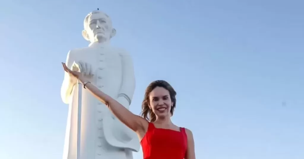 Gabriella Aguiar cumpre agenda no Cariri e visita estátua do Padre Cícero