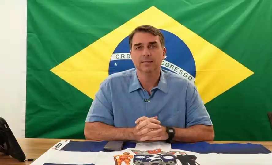 Flávio Bolsonaro pede que o ministro Alexandre de Moraes deixe investigação dele do Brasil
