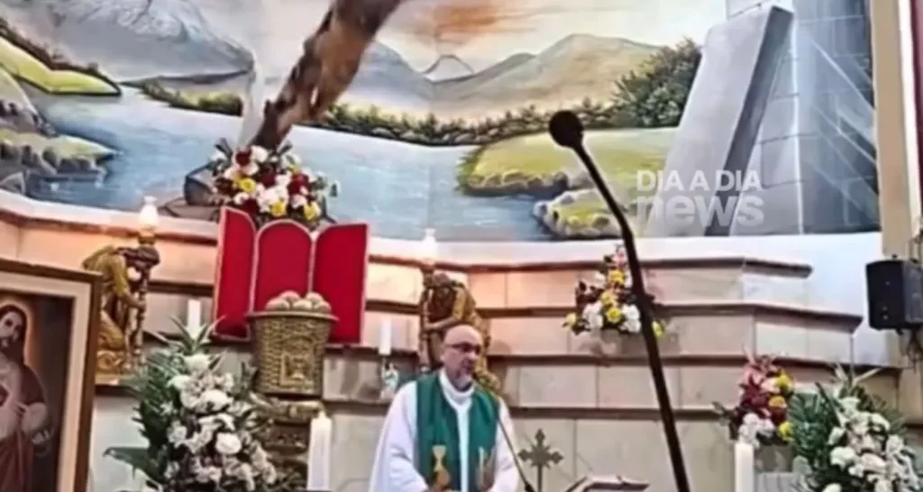 #Vídeo: Padre morre após crucifixo cair sobre sua cabeça durante missa no Equador