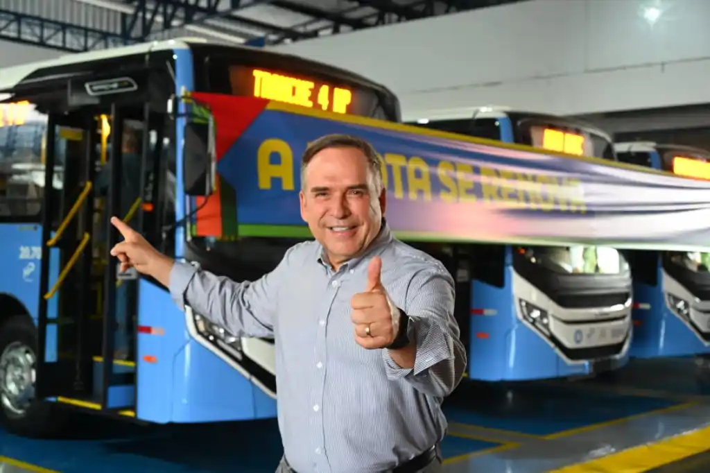 Sandro Mabel entrega 19 novos ônibus com Wi-Fi e tomadas USB em Goiânia