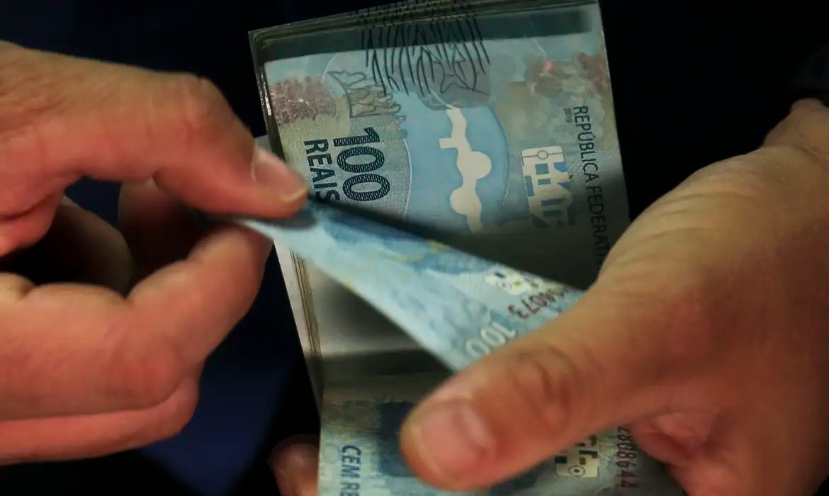Brasileiros mantêm R$ 953 bi na poupança, mas juros altos favorecem outras aplicações