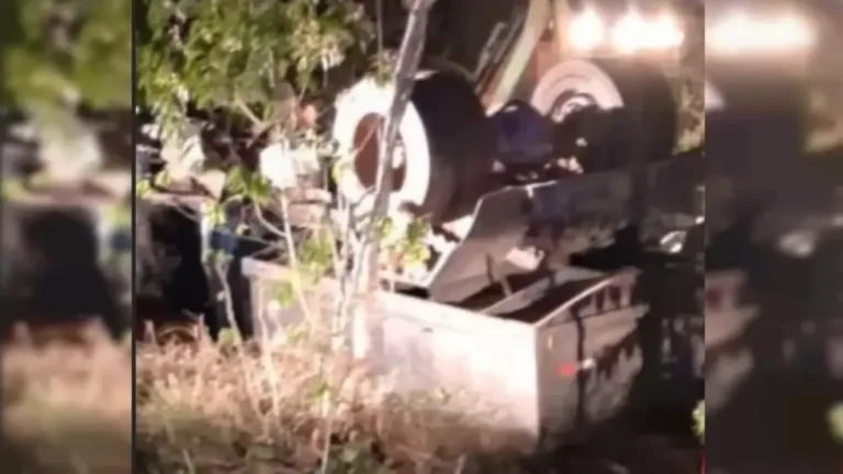 Caminhão-caçamba tomba em Salinas da Margarida