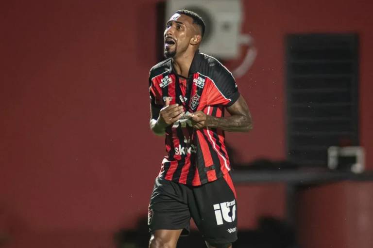 Mateus Silva recebe alta após sofrer lesão no tórax durante jogo do Vitória