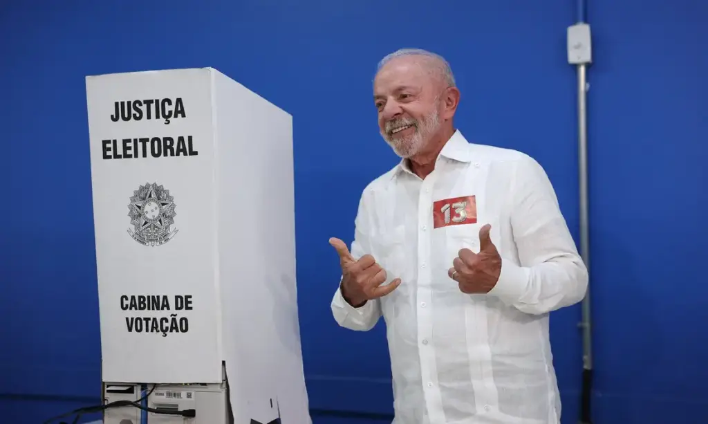 Lula é reeleito presidente do Brasil após virada inédita