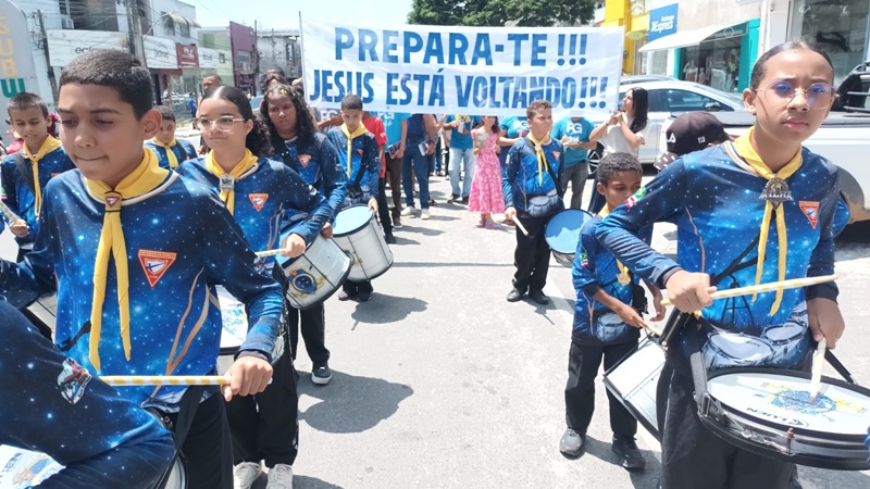 Igreja Adventista reúne centenas de fiéis em passeata por Teixeira de Freitas