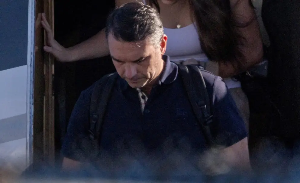 Carros camuflados, jatos, ajuda americana: como Flávio Bolsonaro chegou aos EUA