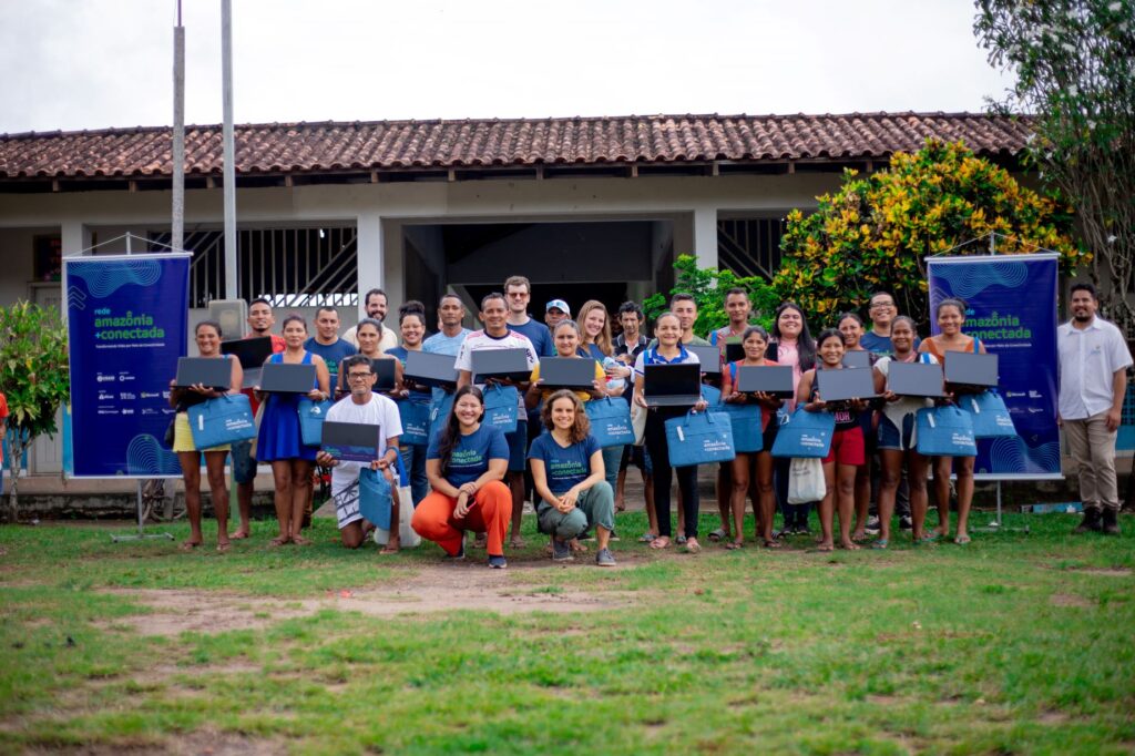 Inclusão Digital: Projeto distribui computadores com Internet para transformar a vida de 30 comunidades na Amazônia