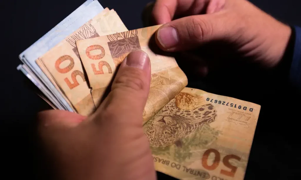 Salário mínimo de 2027 é projetado em R$ 1.741