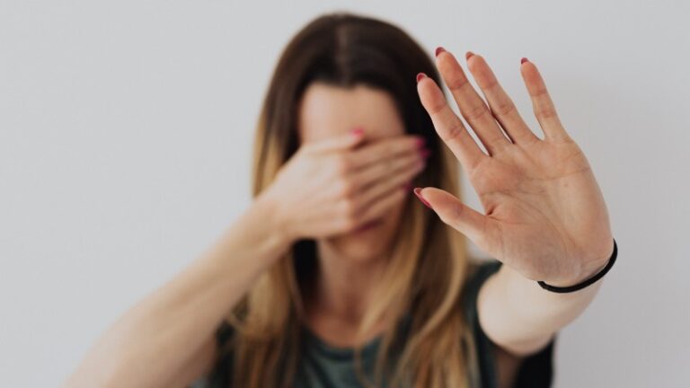 CUIDADO: PERIGOSO PARA PORTADORES DE DEFICIÊNCIA COGNITIVA – O Passarinho, o Passarinheiro e o Molusco – uma crônica sobre fé, política e a difícil arte de enxergar o viveiro inteiro.
