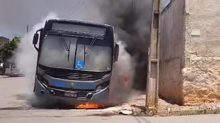 Ônibus pega fogo em Barreiras e fica destruído; veículo não tinha passageiros