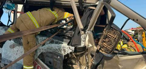 Bombeiros resgatam motorista preso às ferragens após acidente em Coribe
