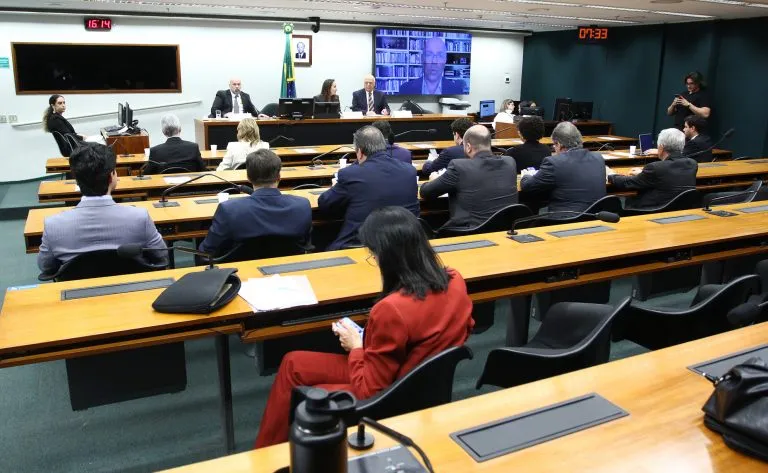 Setor empresarial pede redução de encargos trabalhistas e critica fim da escala 6×1