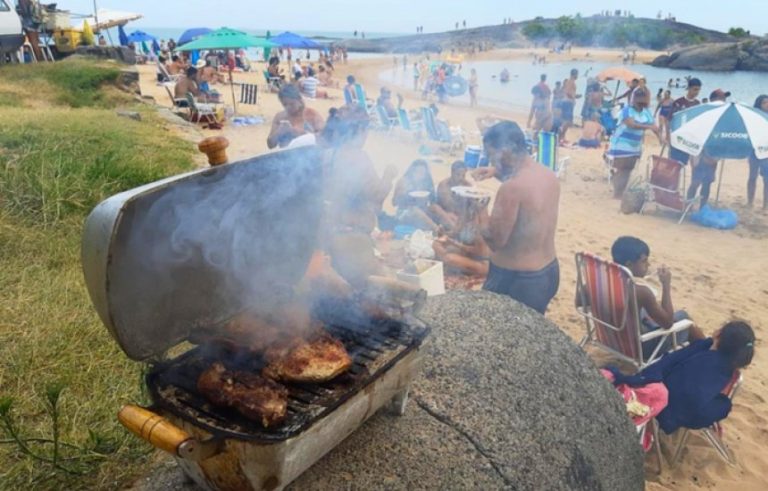 Prefeitura proíbe uso de churrasqueiras na Praia da Ponte, em Salinas da Margarida