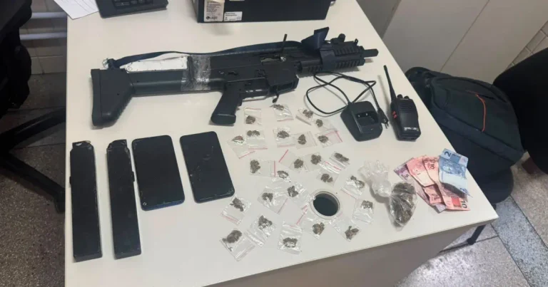 Adolescente é apreendido com submetralhadora e drogas na Feira do Japão, em Salvador