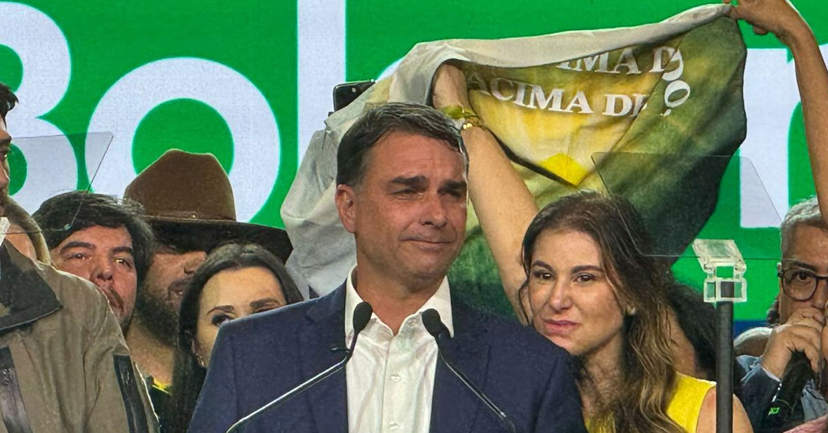 Ação popular pede suspensão de salário de senador a Flávio Bolsonaro