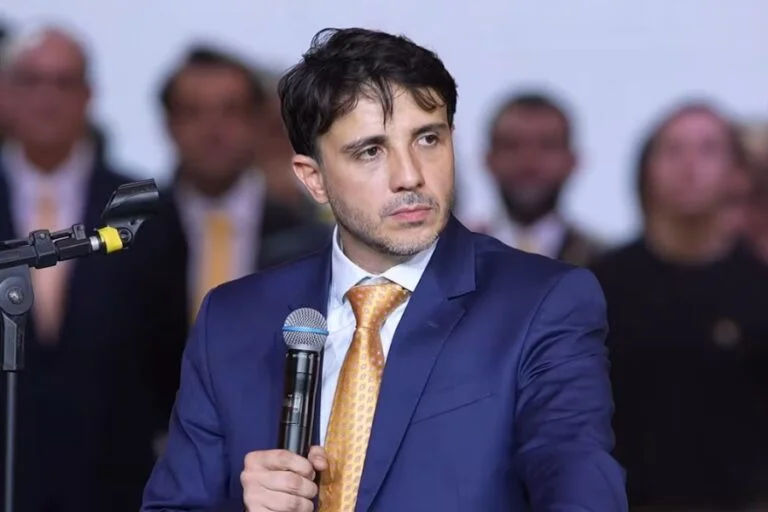 Renan Santos recorre ao TSE para tentar participar de debate presidencial da Globo