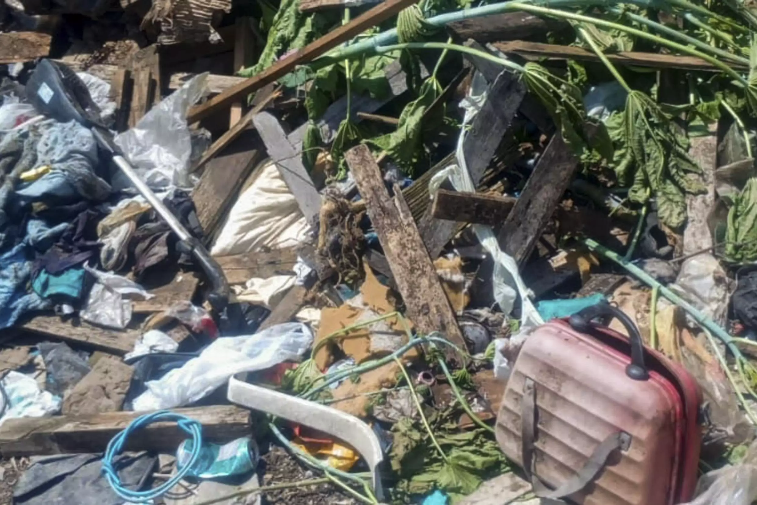 O Departamento Municipal de Limpeza Urbana (DMLU) promove um mutirão de limpeza neste domingo (1º), na Vila Santo André, no bairro Humaitá, Zona Norte de Porto Alegre. A área é frequentemente afetada pelo descarte irregular de resíduos, resultando em focos crônicos de lixo. Uma equipe formada por oito garis e um fiscal realizará o serviço, auxiliada por oito caminhões e duas retroescavadeiras, cad