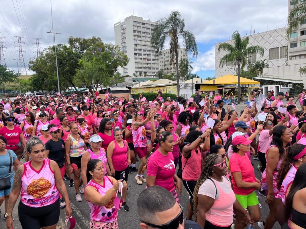 Cerca de 800 pessoas participam de caminhada contra o câncer de mama no Parque Madureira
