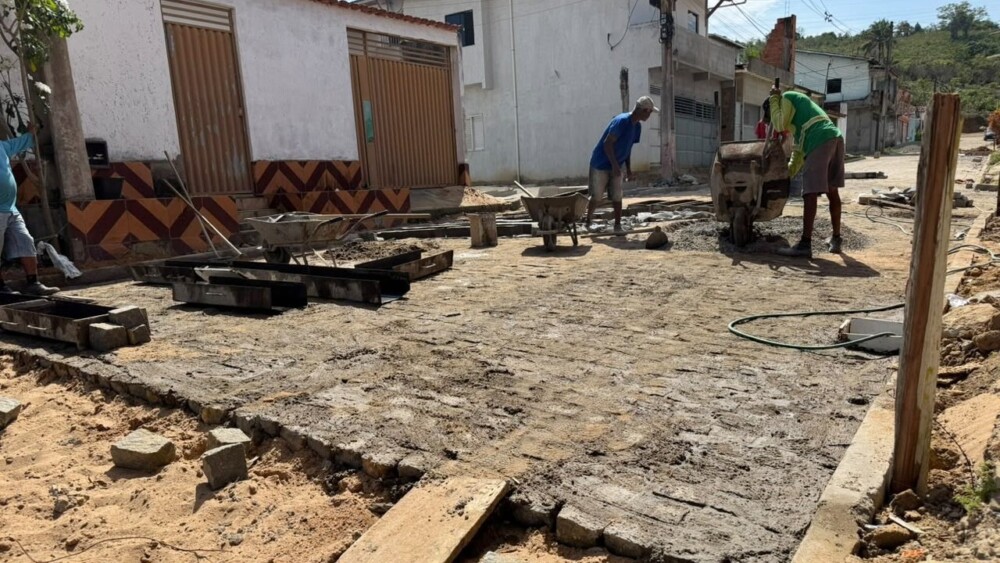 Ibirataia: Prefeitura realiza pavimentação de rua no bairro Ponto Chique 3