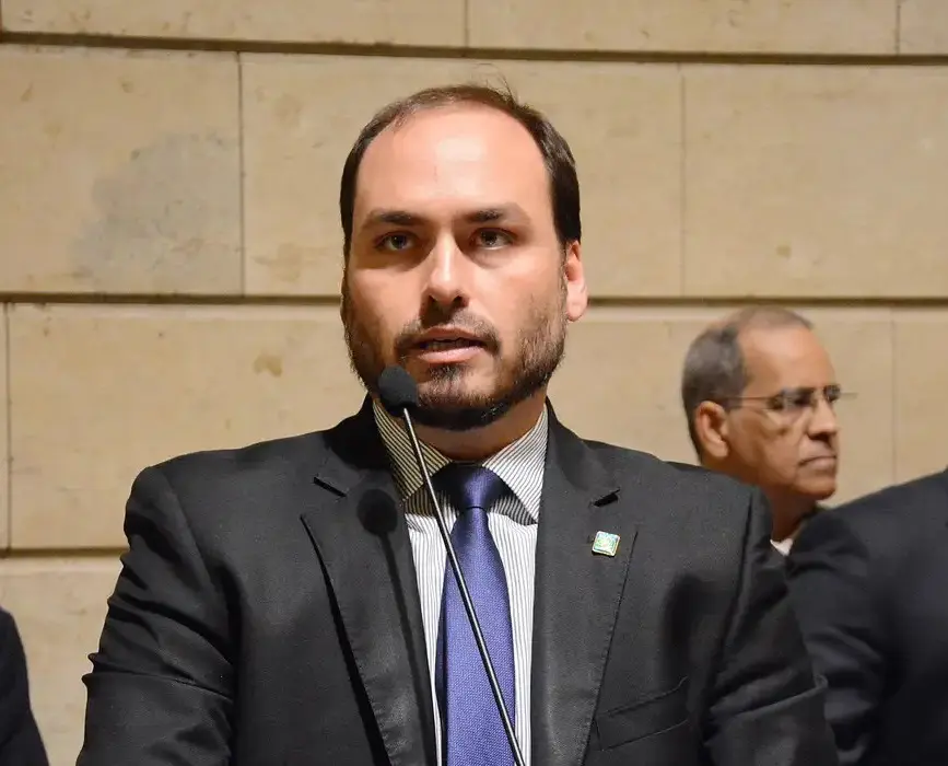 Carlos Bolsonaro visita o pai e relata preocupação com sua saúde