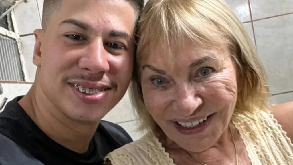 Jovem de 24 anos diz namorar mãe de Eliana, de 87, e se apresenta como padrasto da apresentadora