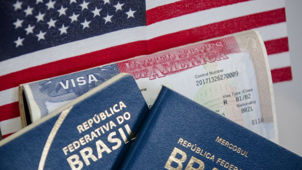 Busca por visto americano e Green Card dispara após eleição; veja como morar nos EUA