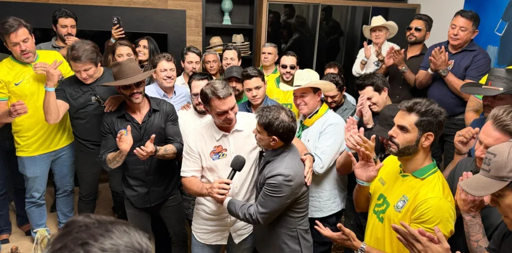 Flávio Bolsonaro se reúne com mais de 30 cantores sertanejos