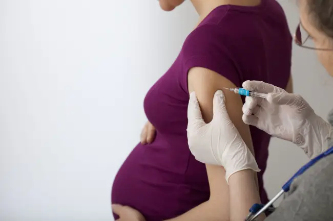 4 em cada 10 gestantes ainda não sabem que existe vacina contra doença que pode ser fatal em bebês